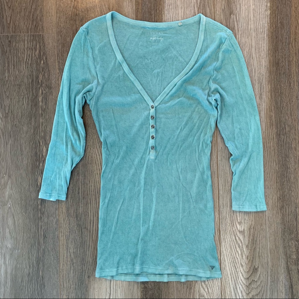 Beautiful teal Guess 3/4 sleeve shirt